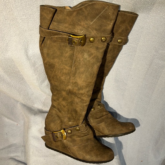 2 Lips Too Leather Boots with Adjustable Buckles - Picture 2 of 7